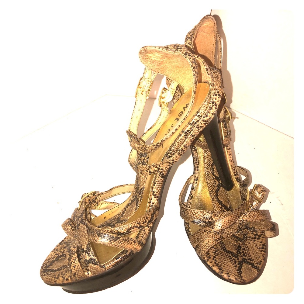 Wet seal leopard pumps